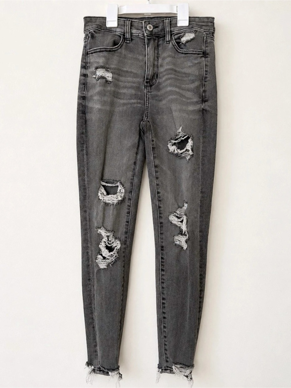 American Eagle Distressed Skinny Jeans in Gray Size 2